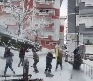 Kaydıkları alanı temizlemeye gelen iş makinesine kartoplarıyla karşılık verdiler