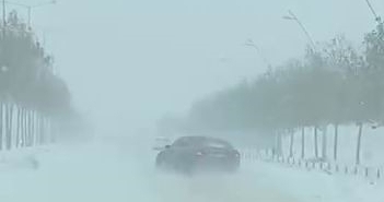 Kayganlaşan yolda kaza kıl payı atlatıldı