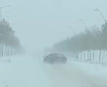 Kayganlaşan yolda kaza kıl payı atlatıldı