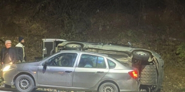 Kayganlaşan yolda otomobil devrildi