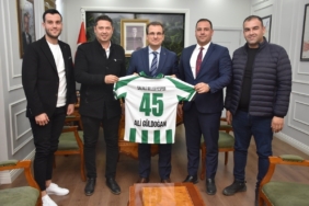 Kaymakam Güldoğan’a forma hediye ettiler