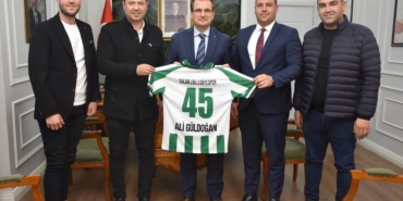 Kaymakam Güldoğan’a forma hediye ettiler