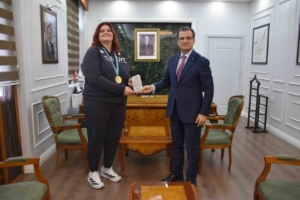 Kaymakam Güldoğan’dan şampiyon judocu Öztürk’e plaket