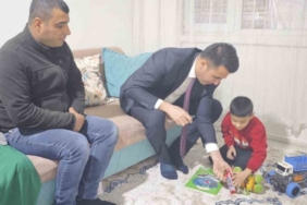 Kaymakam Özdemir miniklere oyuncak dağıttı