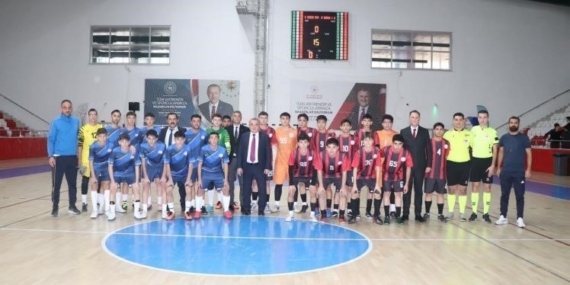 Kaymakam Öztürk Okul Sporları Genç Erkekler Futsal grup maçlarını takip etti
