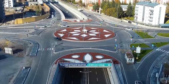 Kayseri Büyükşehir, kavşak peyzajı ile kentin vitrinine renk ve estetik katıyor