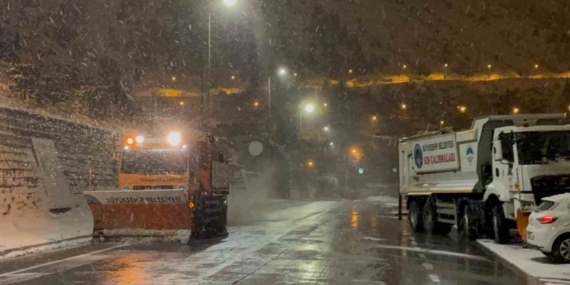 Kayseri’de gece saatlerinde başlayan kar yağışı kenti beyaza bürüdü