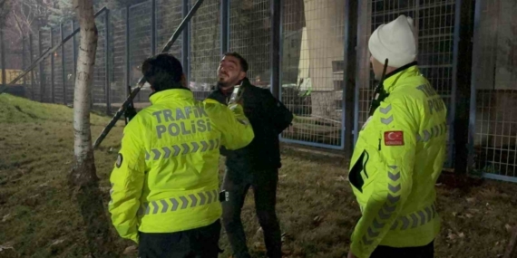 Kayseri’de polisin ‘dur’ ihtarına uymayarak, kaçan alkollü sürücü alkometreyi üflemek için direndi