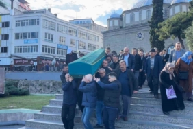 Kaza süsüyle eşini ve çocuğunu öldürdükten sonra intihar eden doktor Samsun’da toprağa verildi