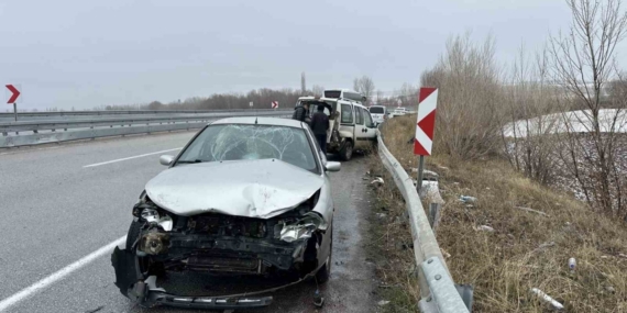 Kaza yapan araçlarının yanında bekleyen vatandaşlara otomobil çarptı: 5 yaralı