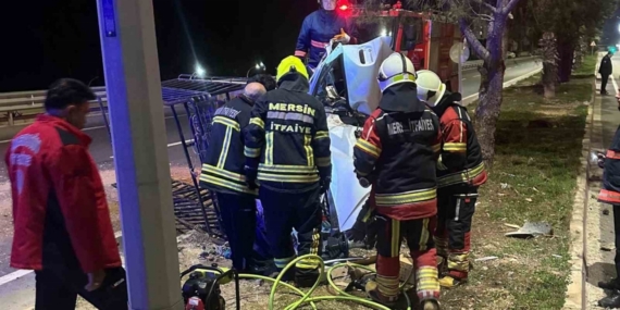 Kaza yapan araçta sıkışan sürücü itfaiye ekiplerince kurtarıldı