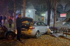 Kaza yapan otomobiller cami bahçesine girdi