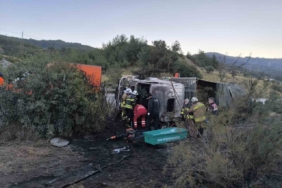 Kaza yaptıktan sonra alevlere teslim olan tırdaki 2 kişi öldü, taşınan anguslar otobana yayıldı