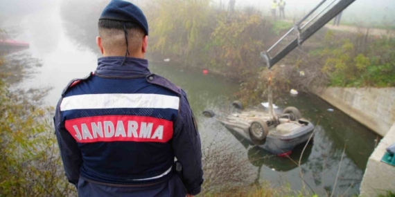 Kazada ölen arkadaşını araçta bırakıp kaçtılar