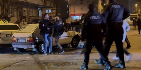 Kazada savrulan otomobil kaldırımdaki yayalara çarptı: 4 yaralı