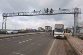 Kazada zarar gören otoyol plaka tanıma sistemi direği yenilendi