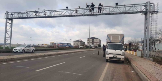 Kazada zarar gören otoyol plaka tanıma sistemi direği yenilendi