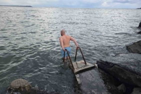 Kdz. Ereğli’de avukat soğuk havaya aldırış etmeden denize girdi