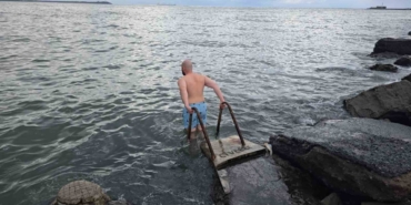 Kdz. Ereğli’de avukat soğuk havaya aldırış etmeden denize girdi