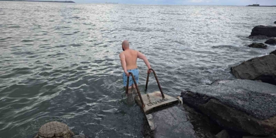 Kdz. Ereğli’de avukat soğuk havaya aldırış etmeden denize girdi