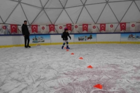 Keçiören’de ücretsiz buz pateni pisti yoğun ilgi görüyor