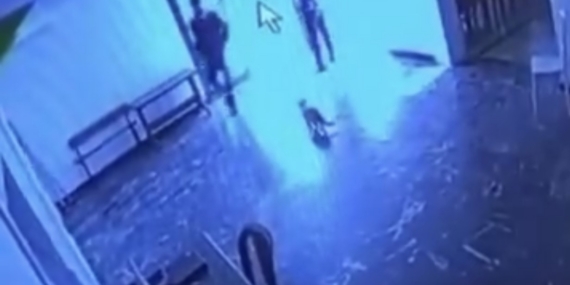 Kediye tekme attı, o anlar kameraya yansıdı