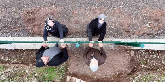 Kemal Sunal’ın propaganda filmi gerçek oldu: Tel örgüyle ikiye bölünen mahallede vatandaşlar ihtiyaçlarını gidermek için 5 kilometre yürüyor