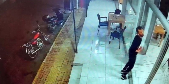 Kendi sildiği camı fark etmeyip yüzünü çarpan garson neye uğradığını şaşırdı