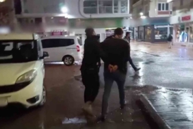 Kendi yaptığı gizli odada saklandı, polisten kaçamadı