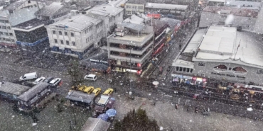 Kent merkezinde lapa lapa yağan kar havadan görüntülendi