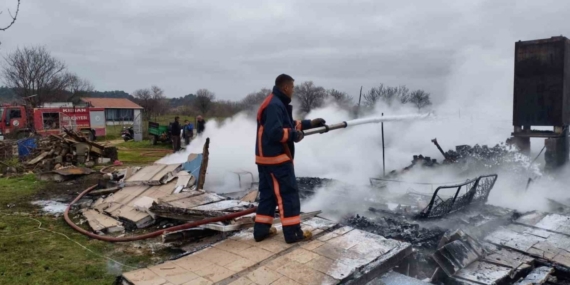 Keşan’da çıkan yangınlarda 2 ev kullanılamaz hale geldi