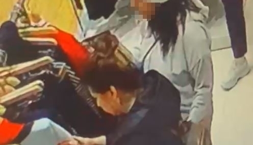 Kılıktıktan kılığa giren cep telefonu hırsızı kadın kamerada