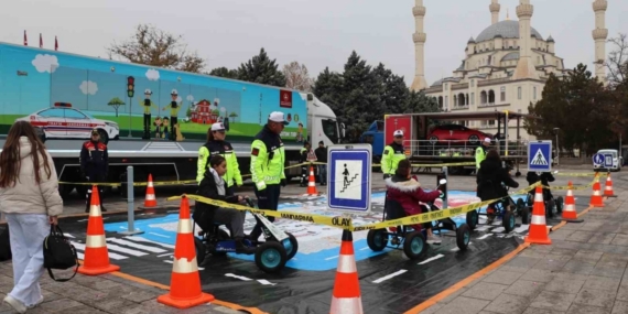 Kırıkkale’de jandarmanın "Mobil Trafik Eğitim Tırı"