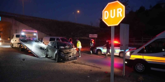 Kırıkkale’de minibüs ile otomobil kafa kafaya çarpıştı: 2 yaralı