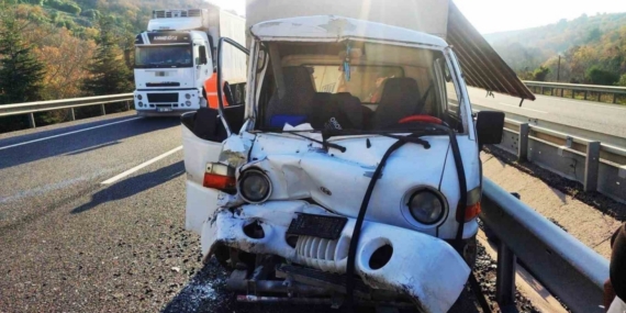 Kırkağaç’ta kamyonet ile tır çarpıştı: 1 yaralı