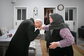 Kırklareli Valisi Turan, şehit annesinin elini öptü