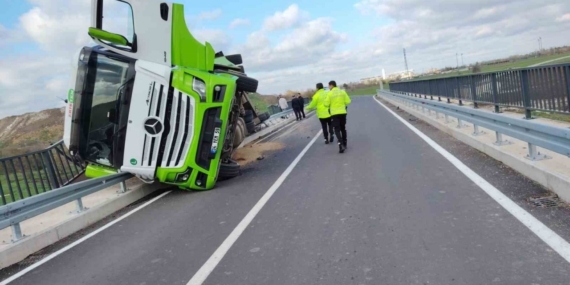 Kırklareli’de yem yüklü tır köprüde devrildi
