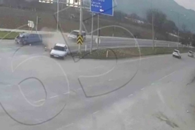 Kırmızı ışıkta bekleyen otomobile arkadan otomobil çarptı: Kaza anı kamerada