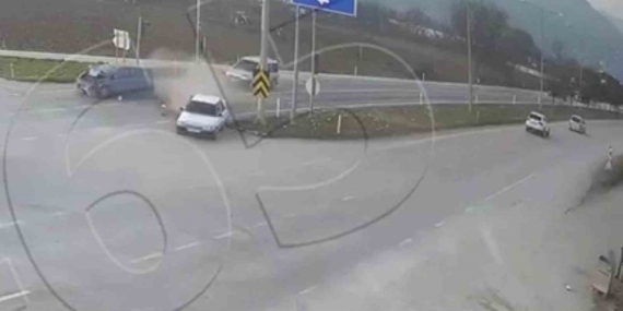 Kırmızı ışıkta bekleyen otomobile arkadan otomobil çarptı: Kaza anı kamerada