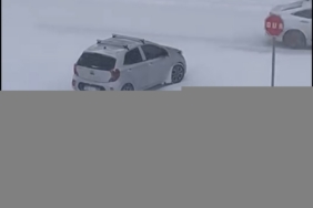 Kızağı araca bağlayıp çektiler, tehlikeli eğlence kameraya yansıdı