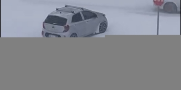 Kızağı araca bağlayıp çektiler, tehlikeli eğlence kameraya yansıdı