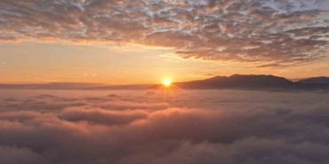 Kocaeli’de sis bulutları arasında kartpostallık görüntüler