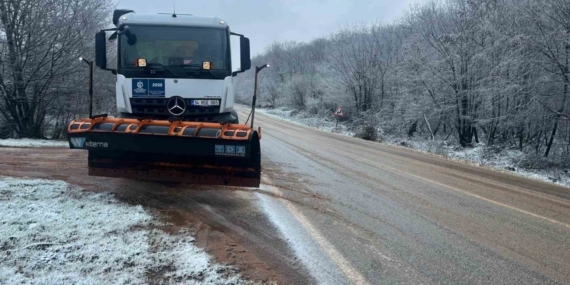 Kocaeli’de yoğun kar yağışı: Ekipler yolları açık tutmak için çalışıyor