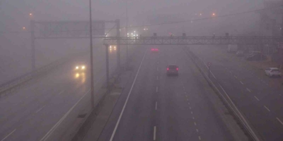 Kocaeli’de yoğun sis trafiği olumsuz etkiledi: Görüş mesafesi 75 metreye düştü