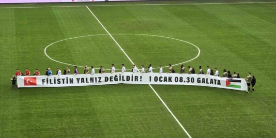 Kocaelispor-Erzurumspor maçında takımlar sahaya Filistin pankartıyla çıktı