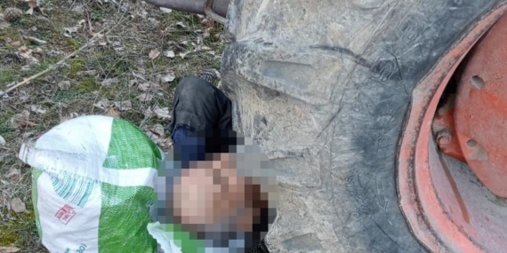 Kontrol etmek istediği traktörünün altında kalan yaşlı adam yaralandı