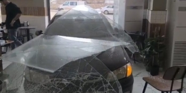 Kontrolden çıkan araç dönerciye girdi