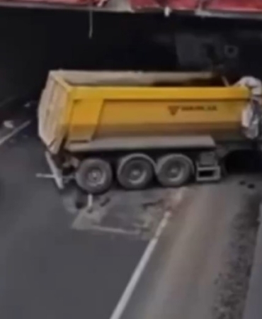 Kontrolden çıkan hafriyat kamyonu başka bir araca ve alt geçide çarptı