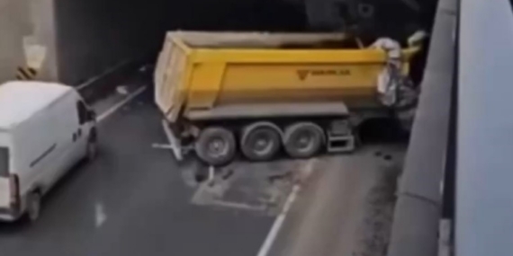 Kontrolden çıkan hafriyat kamyonu başka bir araca ve alt geçide çarptı