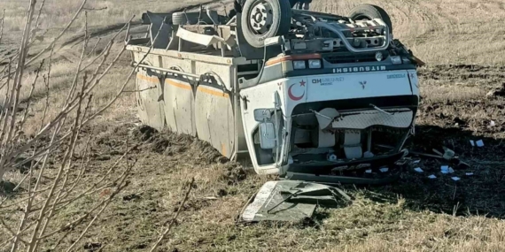 Kontrolden çıkan kamyon şarampole devrilerek takla attı: 1 yaralı
